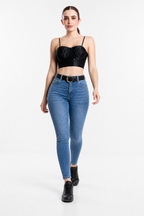 Jeans Michelle Ferrar skinny en azul medio con cinturón — Mezclilla media