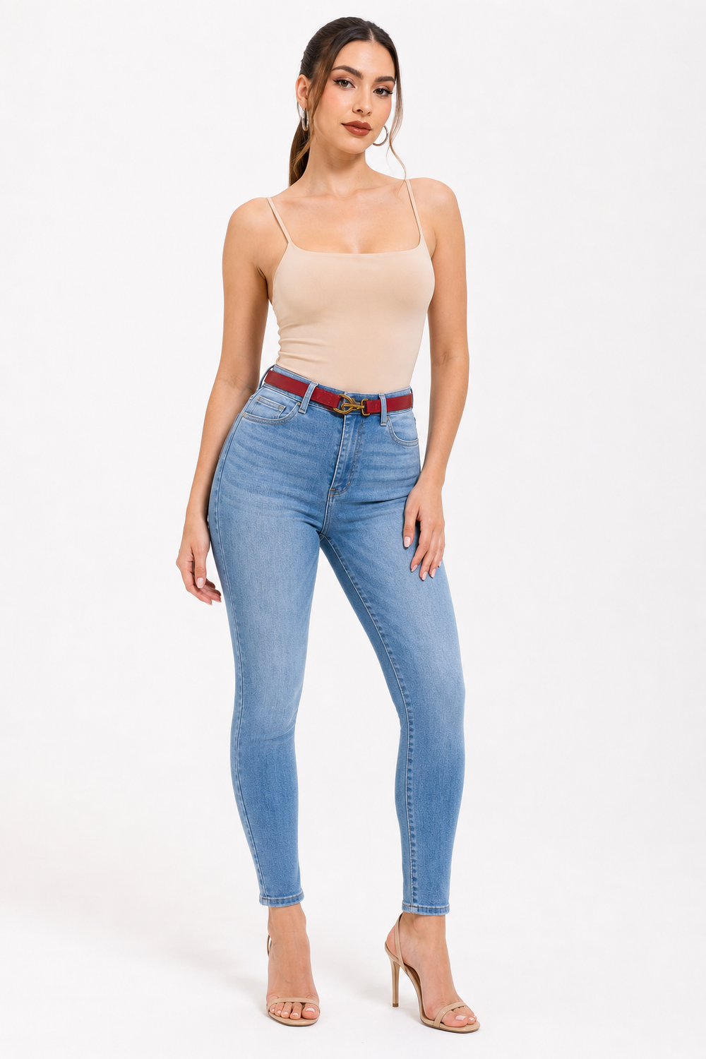 Jeans Michelle Ferrar skinny en azul claro con cinturón — Mezclilla clara